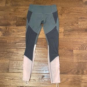 Calia by Carrie underwood legging with scrunch side to convert to capri
